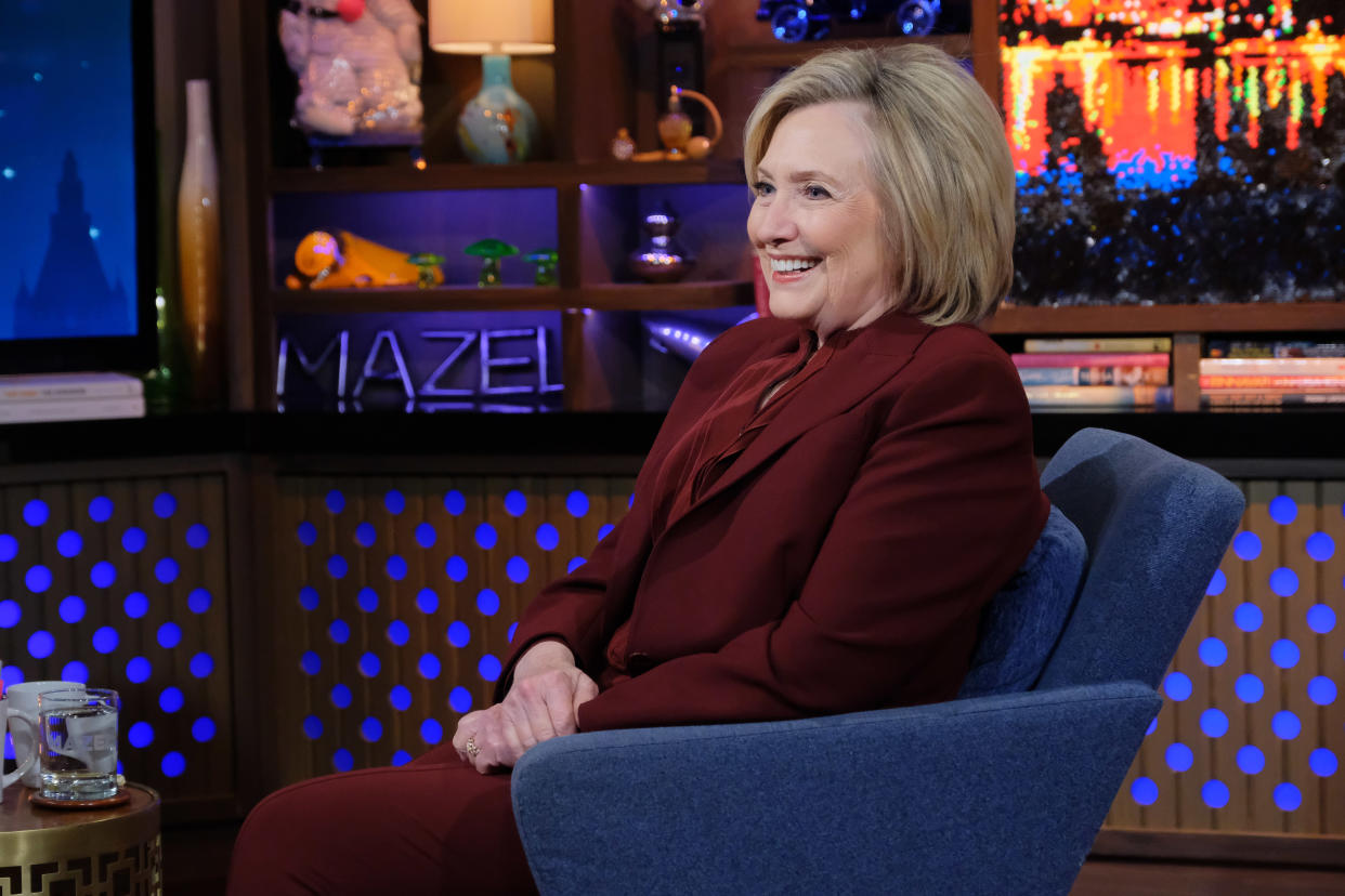 Hillary Clinton went makeup-free in a photo urging people to vote and wear face masks. (Screenshot: Getty Images)