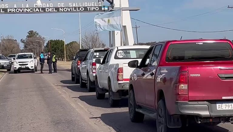 En el arco de entrada al pueblo, un grupo de efectivos impidió que la movilización de productores avanzara hacia el centro de Salliqueló