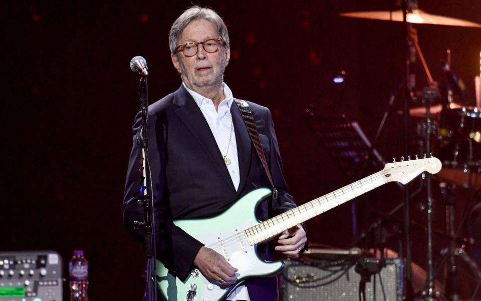 Eric Clapton teilte im Juli in einem Statement mit, keine Konzerte in Hallen spielen zu wollen, die einen Impfnachweis vom Publikum einfordern. (Bild: 2020 Getty Images / Gareth Cattermole)