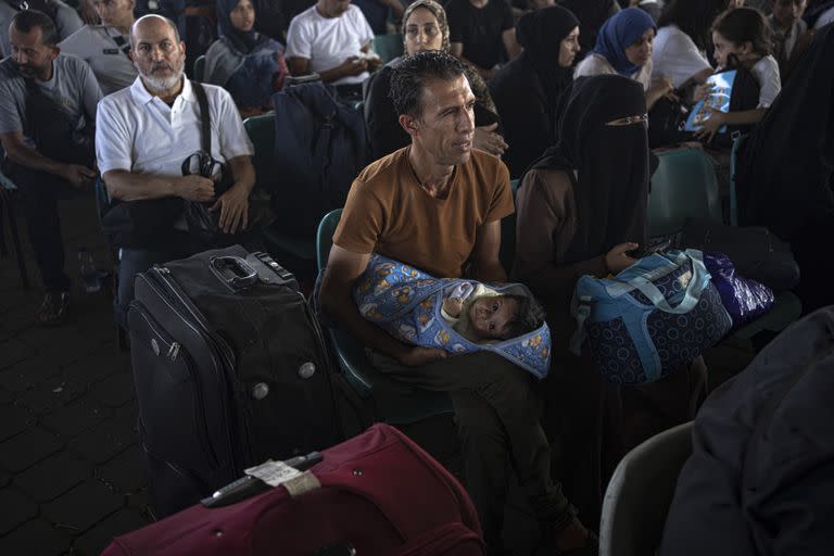Palestinos esperan para cruzar a Egipto, en Rafah, Franja de Gaza, el miércoles 1 de noviembre de 2023. (AP/Fatima Shbair)