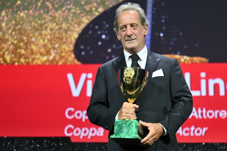 Vincent Lindon posó para los flashes con su Coppa Volpi por Mejor Actor en The Quiet Son