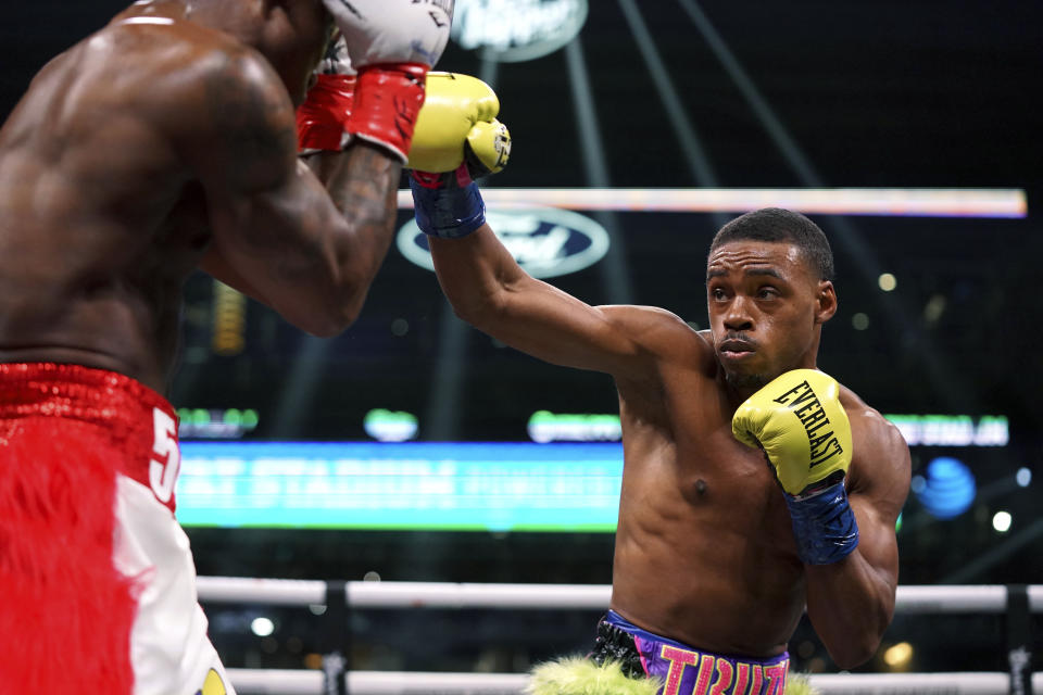 Errol Spence Jr. golpea a Yordenis Ugas, de Cuba, durante un combate de boxeo por el campeonato de peso welter el sábado 16 de abril de 2022 en Arlington, Texas.  (Foto AP/Jeffrey McWhorter)