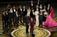 El elenco y el equipo de "Everything Everywhere All at Once" recibe el premio a mejor película en los Oscars el 12 de marzo de 2023, en el Teatro Dolby en Los Angeles. (Foto AP/Chris Pizzello)