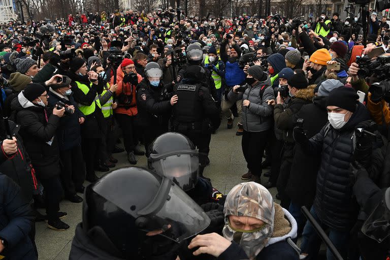 La policía detiene a un hombre durante una protesta en contra del encarcelamiento del opositor Alexei Navalny, en Moscú.