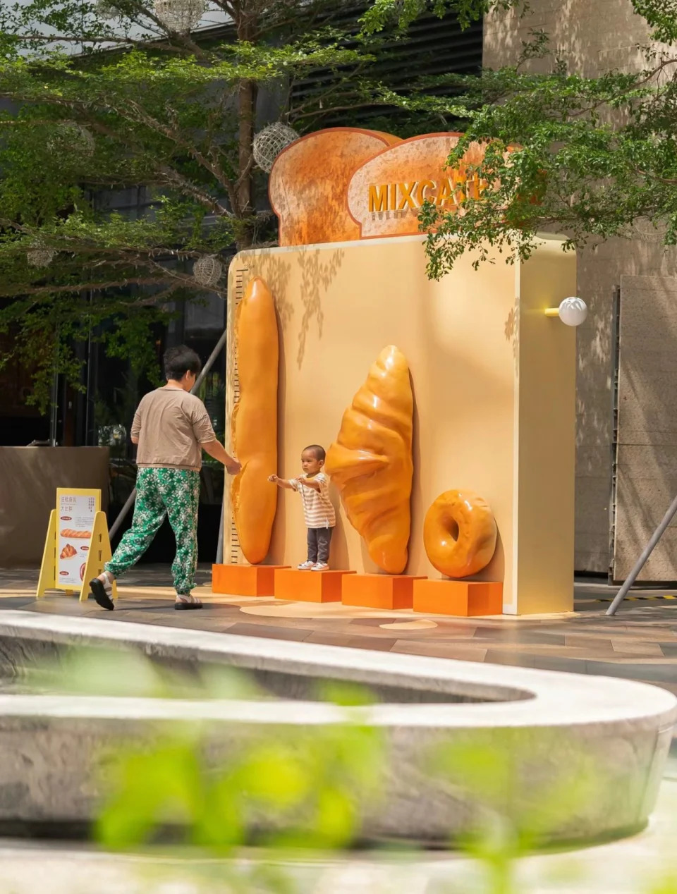 深圳旅遊｜深圳萬象食家變身夢幻麵包世界！7大巨型打卡位：全國首個窩夫圖書角、牛角包鞦韆、吐司夢幻飛屋