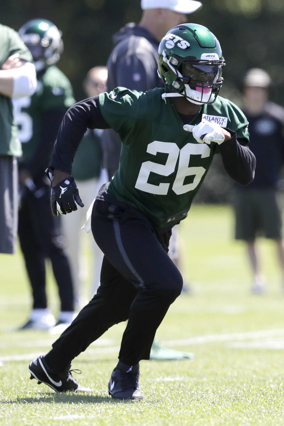 New York Jets running back Le'Veon Bell runs a drill at the team's NFL football training facility in Florham Park, N.J., Tuesday, June 4, 2019. (AP Photo/Julio Cortez)