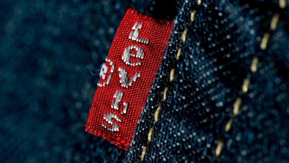 Jeans der Marke Levi Strauss & Co. Der traditionsreiche Jeans-Hersteller will bei seiner Rückkehr an die Börse über eine halbe Milliarde Dollar an frischem Kapital bei Anlegern einsammeln. Foto: Sven Hoppe