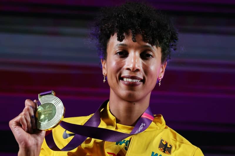 Die deutsche Leichtathletin Malaika Mihambo feiert ihre Goldmedaille bei der Siegerehrung im Weitsprung der Frauen bei den Leichtathletik-Europameisterschaften.  Weitsprung-Olympiasiegerin Malaika Mihambo hat sich aufgrund ihrer Infektion mit dem Coronavirus nur einen Monat vor Beginn der Olympischen Spiele in Paris von den bevorstehenden deutschen Leichtathletik-Meisterschaften zurückgezogen.  Oliver Wicken/dpa