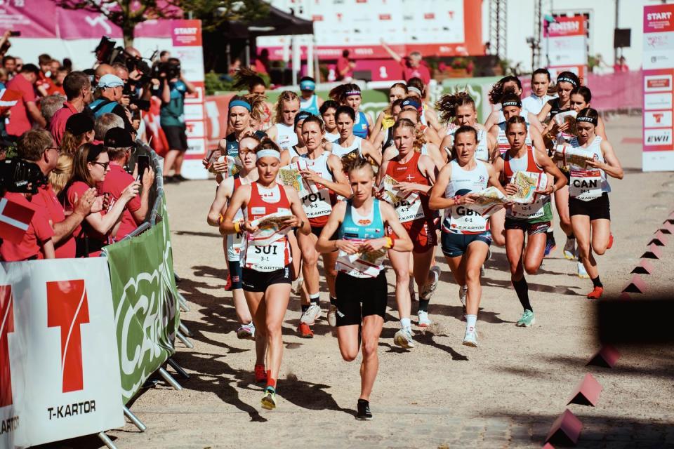 a group of people running in a marathon