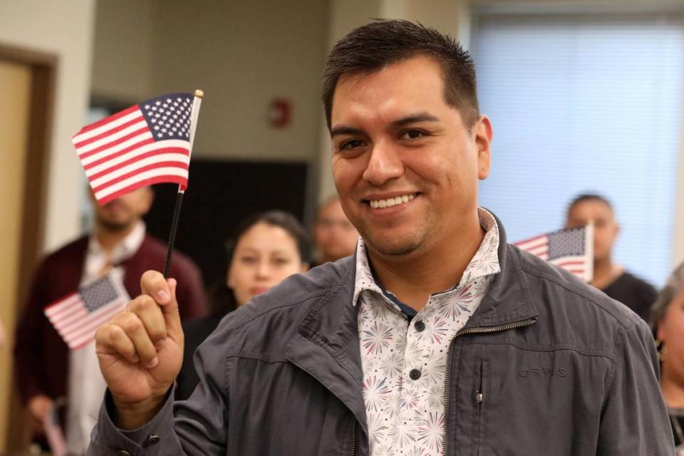 Jonathan Romero, de 32 años, fue una de las 39 personas de 10 países que juraron lealtad a la bandera de Estados Unidos el 17 de octubre durante una ceremonia de naturalización en Fresno.