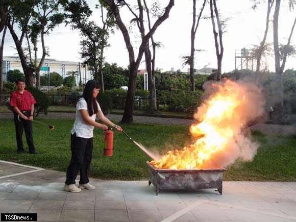 學員練習滅火器使用。(圖：林保署南投分署提供)