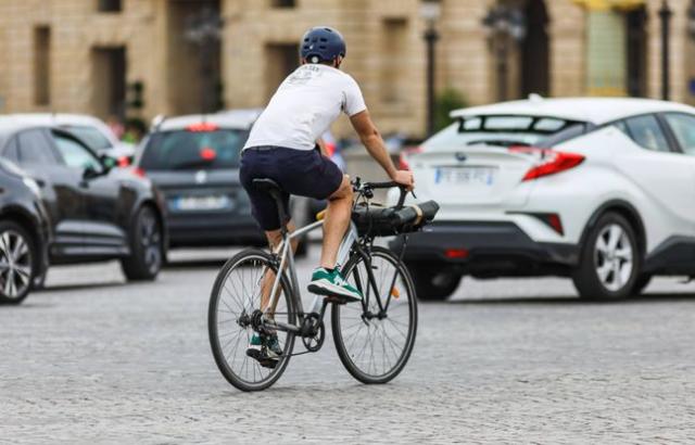 Bordeaux : un cycliste lui fait un doigt d'honneur, l'automobiliste le  percute délibérément