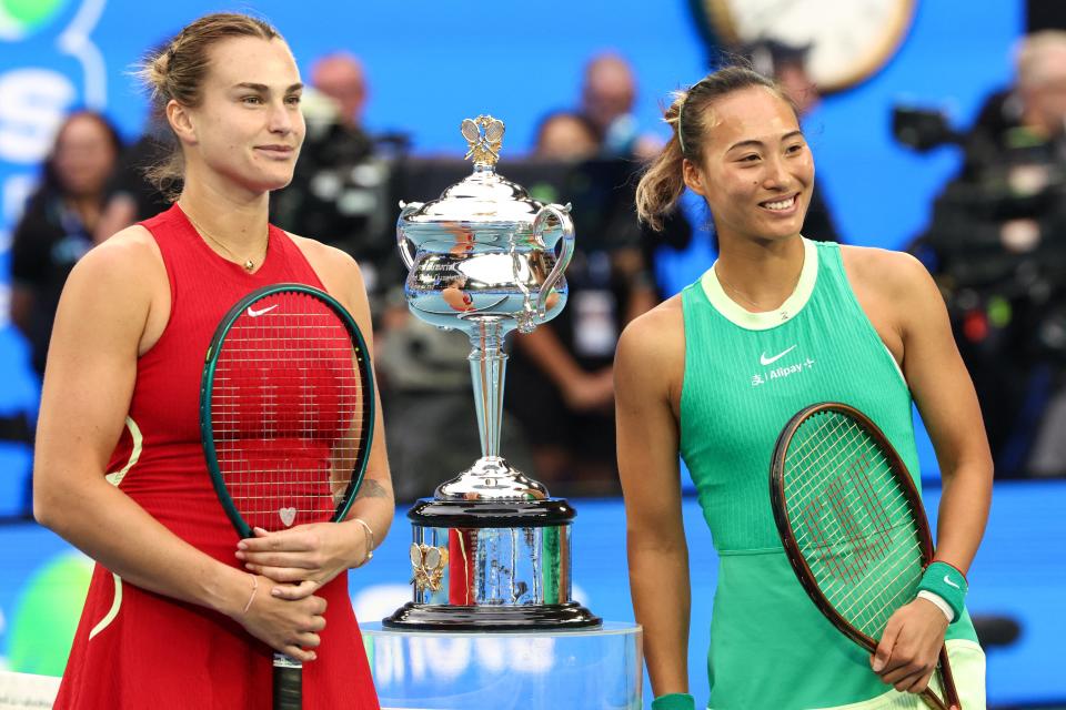 莎芭列卡（左）與鄭欽文先禮後兵。（圖：Australian Open）