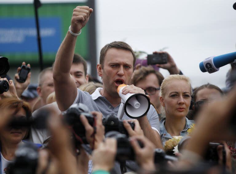 El líder de la oposición rusa Alexei Navalny, en el centro, se dirige a sus seguidores y periodistas después de llegar de Kirov a una estación de tren en Moscú, Rusia, el sábado 20 de julio de 2013. 
