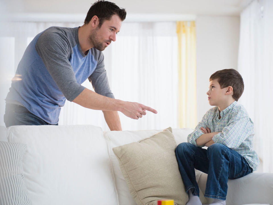 Auch wenn Kinder sich scheinbar gerne über Regeln und Verbote hinwegsetzen, sind diese besonders wichtig für ihre Entwicklung. Sie geben Halt und Sicherheit. Inkonsequentes Verhalten führt hingegen zu Unsicherheit, Verwirrung und Wut. Deshalb sollte es bei Regeln und Tagesabläufen keine Ausnahmen geben. Falls doch, sollten die Gründe für das Kind verständlich erklärt werden. (Bild-Copyright: ddp images)