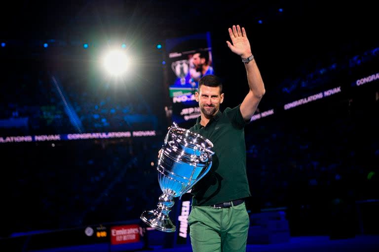 Novak Djokovic recibió el trofeo de N° 1 del mundo al final de la temporada