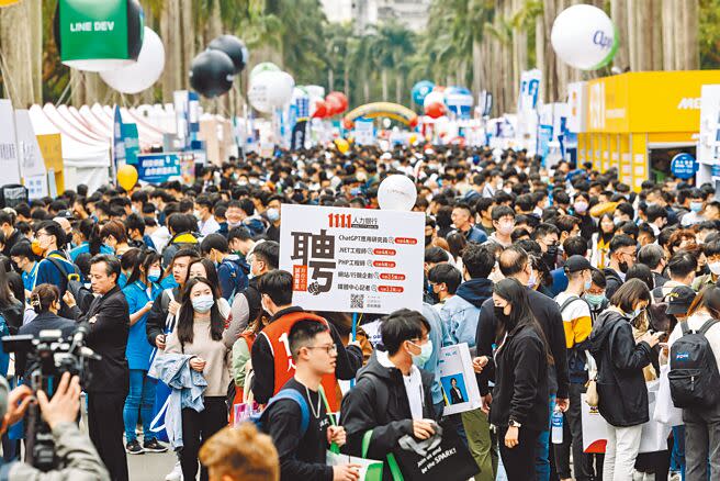 1111人力銀行表示，今年新鮮人預計花40.8天來找工作，平均期待起薪是3萬5186元，比3月調查時又拉高了1000元。圖為3月初舉辦的台大校園徵才博覽會。（郭吉銓攝）