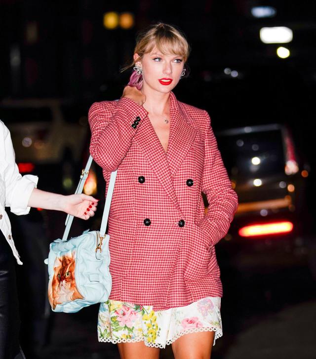 Taylor Swift Establishes Sweet New Style for Her Next Era – The