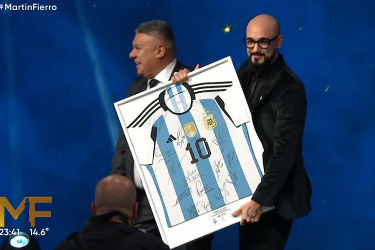 Abel Pintos, junto a la camiseta que recibió con las firmas de los jugadores de la Selección