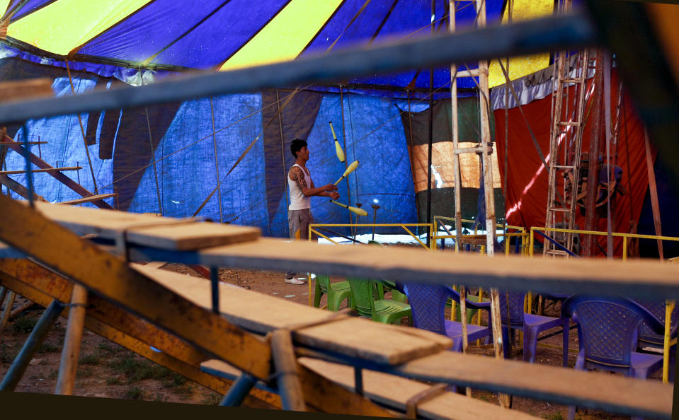 Un malabarista del circo Jumbo practica dentro de una tienda de campaña mientras el circo ingresa a su cuarto mes cerrado debido al COVID-19 en El Alto, Bolivia, el lunes 15 de junio de 2020. (AP Foto/Juan Karita)
