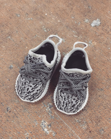 <p>Bébé Saint West possède déjà les baskets les plus recherchées de la planète : une paire de Yeezy. [Photo : Kim Kardashian/ Instagram] </p>