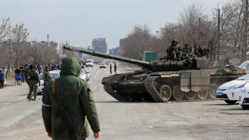 烏克蘭馬里烏波爾外圍親俄武裝坦克佔據進出城公路（20/3/2022）