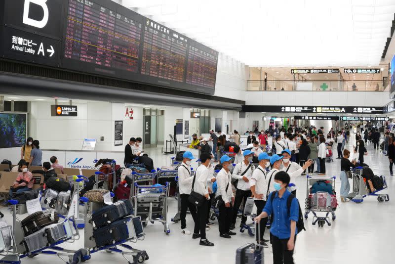 ▲日本即將於下月11日全面解除邊境管制措施。圖為自成田機場入境的旅客。（圖／美聯社／達志影像）