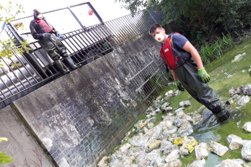 Volunteers had to scrub the tools and themselves to get rid of the smell. (Twitter / @ThamesmeadNow)