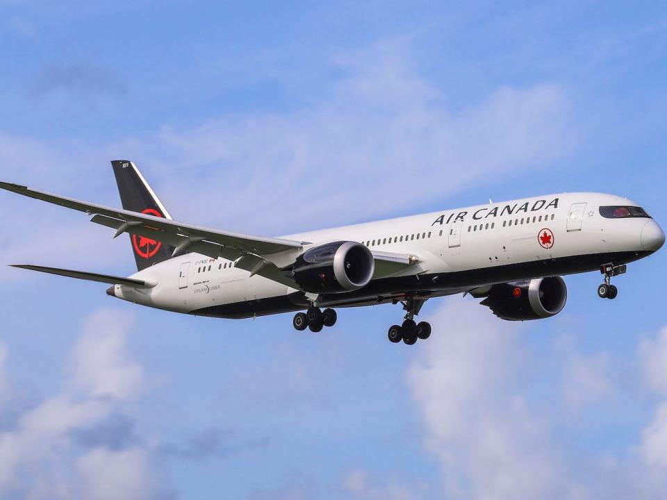 A Boeing 787-9 in Air Canada livery prepares to land.