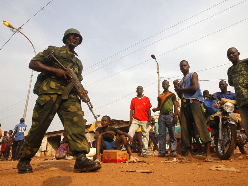 Kongolesische Soldaten patrouillieren als Teil einer Friedenstruppe in Bangui in der Zentralafrikanischen Republik. Foto: Legnan Koula/Archiv