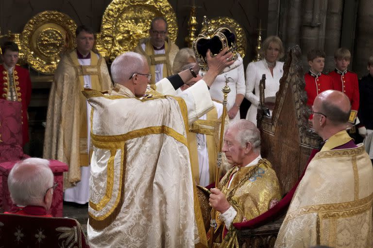 El arzobispo de Canterbury coloca la corona sobre Carlos