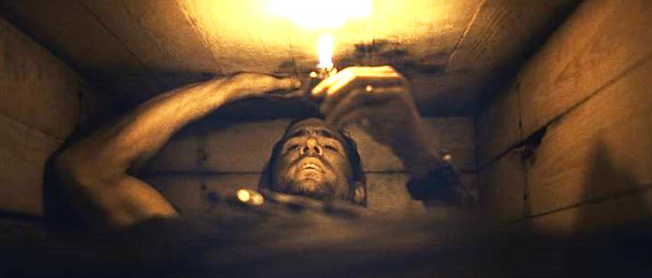 'Enterrado Vivo’ (2010) é basicamente uma hora e meia de suspense claustrofóbico, no qual Ryan é o único personagem em cena: um militar norte-americano tentando escapar com vida após acordar em um caixão abaixo da terra. (Divulgação)