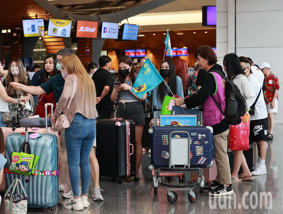 參加旅行團的旅客在桃機出境大廳集合。記者黃仲明／攝影