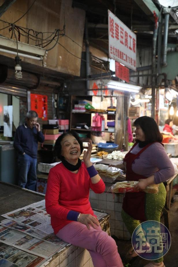 「阿香豆腐」老闆娘林陳春（左）和女兒林千香（右）是市場豆腐姐妹花。