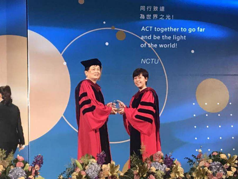 台語金曲歌后江惠儀（右）從交大博士班畢業，並獲得學生傑出貢獻獎。（圖／江惠儀提供）