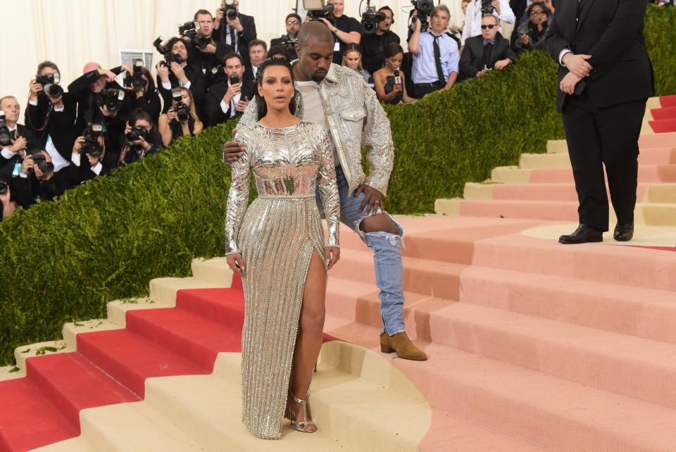 <p>Kim Kardashian zeigte 2016 bei der Met Gala für ihre Verhältnisse ungewöhnlich wenig Haut. Die silberne Robe von Balmain passte aber genau zum Motto „Mode und Technologie“. Ehemann Kanye West hingegen gewann in seinem Balmain-Outfit eher keinen Preis. (Bild: AP Photo) </p>