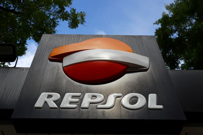 Foto de archivo. El logo del grupo energético español Repsol en una gasolinera en Madrid, España