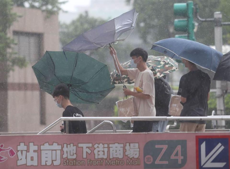 圓規颱風雖然暴風圈不登陸，但外圍的風雨強大，周二早上台北人恐怕得抱著風雨上班上課。 圖為過去颱風天民眾出門的示意圖，(資料照)