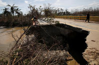 <p>Ciudades, pueblos y comunidades enteras se encuentran incomunicadas en todo Puerto Rico. Muchos puentes colapsaron por el embate del huracán. REUTERS/Carlos Garcia Rawlins </p>