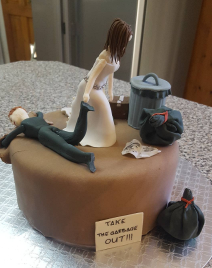 <p>En otros pasteles de divorcio, como el de esta imagen, se hace referencia a "sacar la basura". Por fortuna, parece que nada de esto ocurrió con los padres de Emma y su inusual celebración. ¿Qué opinas? Foto: Instagram.com/leeburri27 </p>