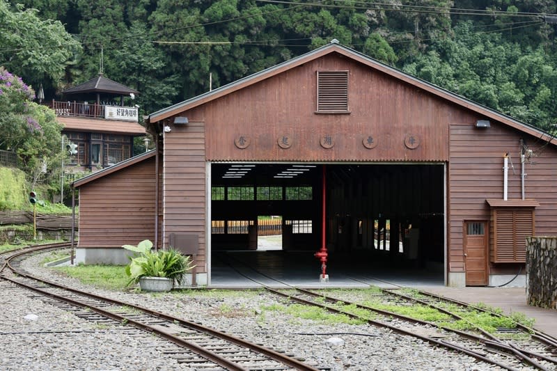 阿里山林鐵奮起湖車庫修復（1） 阿里山林業鐵路及文化資產管理處7日表示，嘉義縣 定古蹟阿里山林鐵奮起湖車庫歷經5年多時間整建， 今年完成修復，部分空間將公開標租。 （阿里山林業鐵路及文化資產管理處提供） 中央社記者蔡智明傳真  113年5月7日 