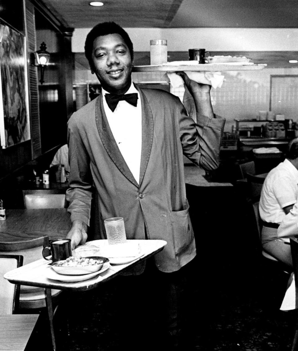 Harold Griffin, captain of the waiters at Biscayne Cafeteria. Alan Freund/Miami Herald File