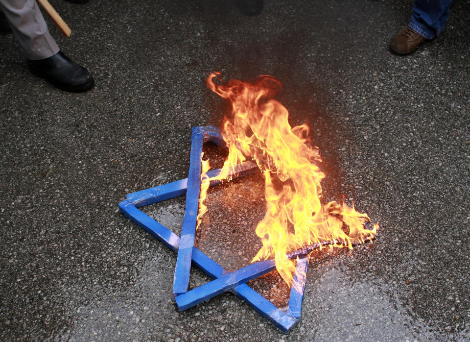 Verbrennung eines Davidsstrerns auf einer Anti-Israel-Demo in der Türkei (Archivbild: REUTERS/Umit Bektas)