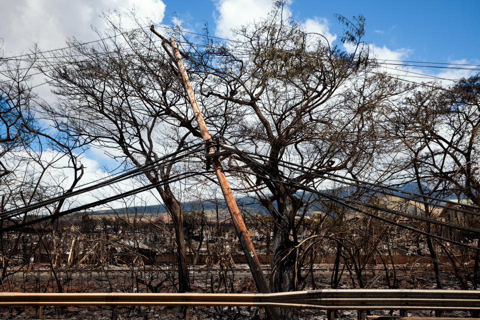 Edificios y autos destruidos a lo largo de la calle Front en Lahaina, Hawái, dos días después de que la histórica ciudad de Maui fuera devastada por un incendio forestal, el 11 de agosto de 2023. (Philip Cheung/The New York Times)