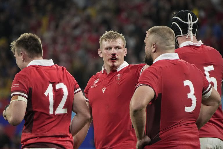 Jac Morgan celebra con Nick Tompkins después de anotar un try contra Australia en el partido del domingo en Lyon