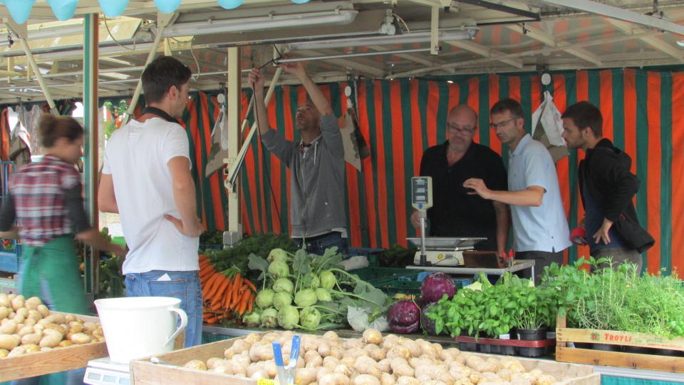 "Darf's ein bisschen mehr sein?" - Für einen Test auf dem Wochenmarkt in Goslar werden versteckte Kameras installiert. Foto: ZDF / Anja Bauer