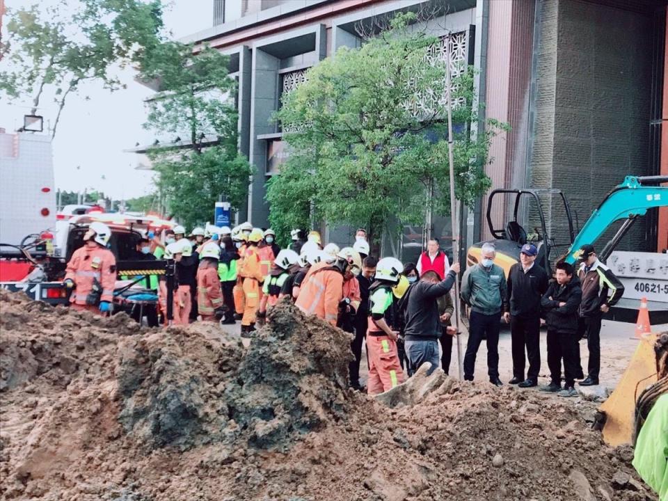 一名黃姓工人進行污水下水道工程遭土石掩埋，搶救出來已無生命跡象。初步調查，疑似是因未設置擋土牆所致。