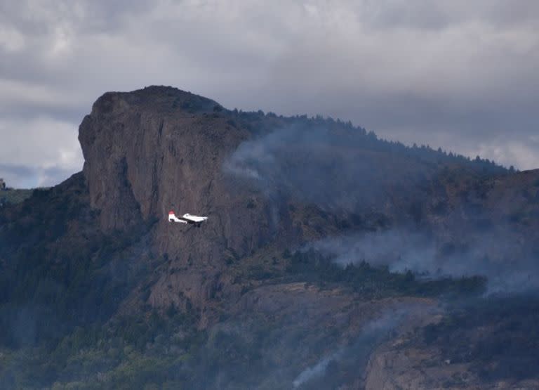 Uno de los dos aviones hidrantes con lo que se combate el incendio forestal en el Parque Nacional Los Alerces