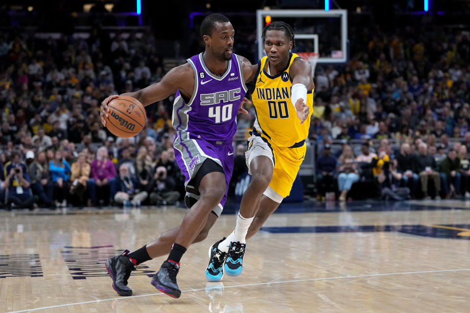 INDIANAPOLIS, INDIANA - FEBRUARY 03: Harrison Barnes #40 of the Sacramento Kings dribbles the ball while being guarded by Bennedict Mathurin #00 of the Indiana Pacers in the second quarter of the game at Gainbridge Fieldhouse on February 03, 2023 in Indianapolis, Indiana. NOTE TO USER: User expressly acknowledges and agrees that, by downloading and or using this photograph, User is consenting to the terms and conditions of the Getty Images License Agreement. (Photo by Dylan Buell/Getty Images)