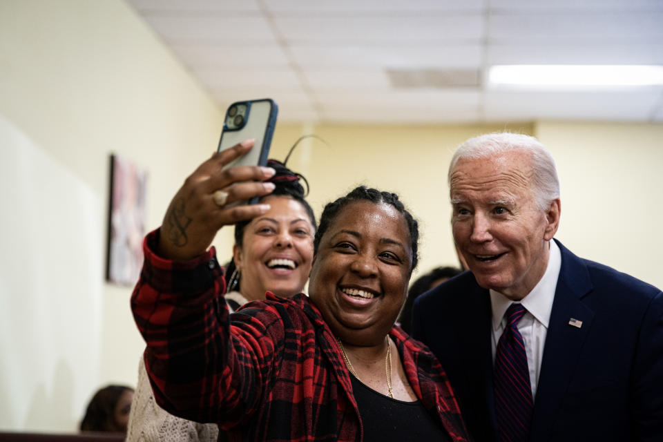 El presidente Joe Biden habla con los periodistas mientras lleva sus características gafas de sol de aviador, en la Casa Blanca en Washington, el 29 de febrero de 2024. (Anna Rose Layden/The New York Times)
